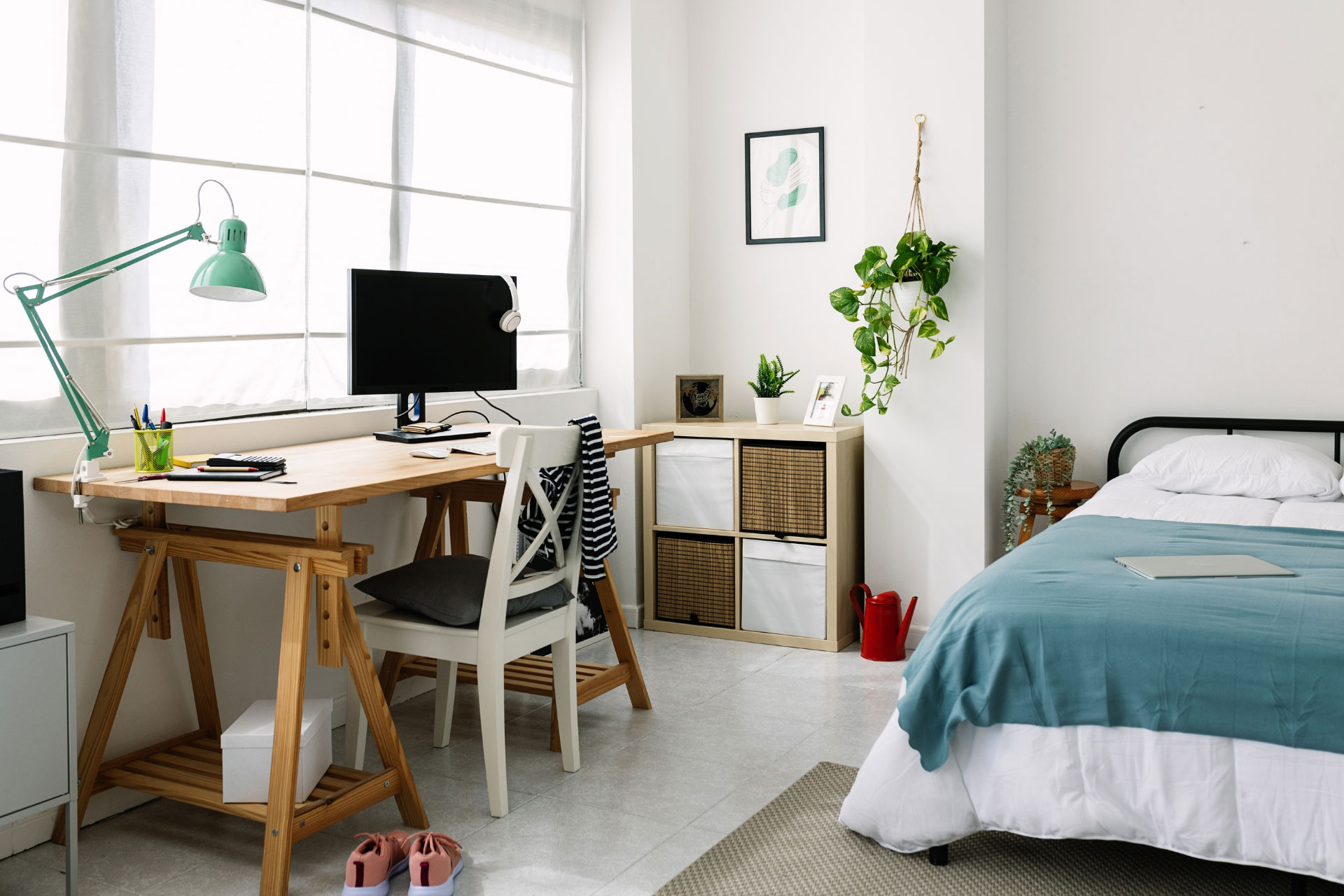 A student’s room with a bed and study desk